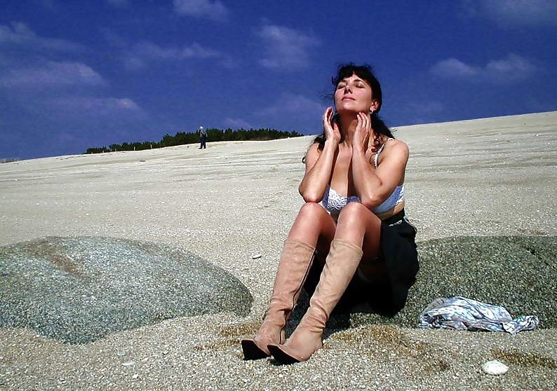 Francés nadine flashing en la playa 2003
 #27163022