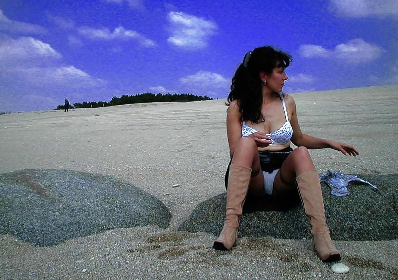 Francés nadine flashing en la playa 2003
 #27163063