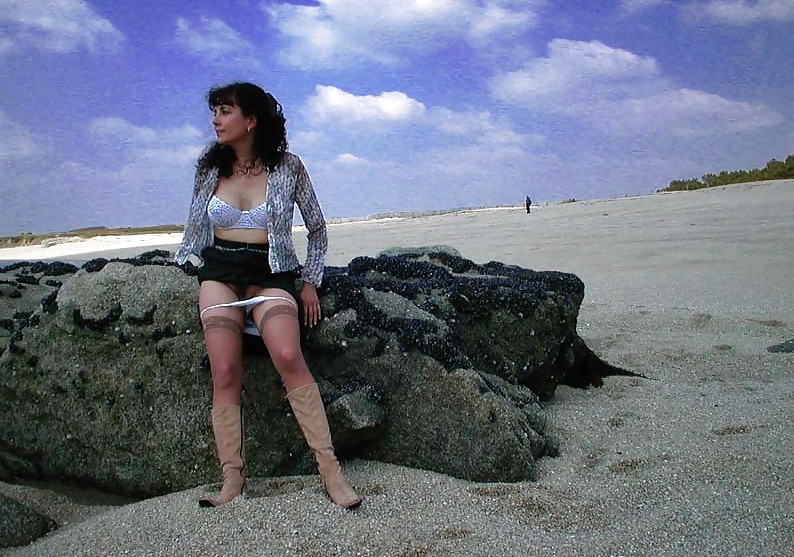 Francés nadine flashing en la playa 2003
 #27163079