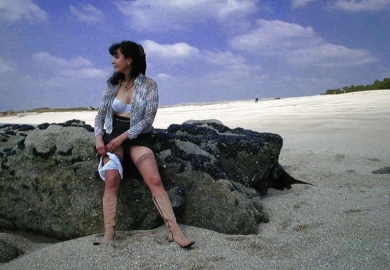 Francés nadine flashing en la playa 2003
 #27163099