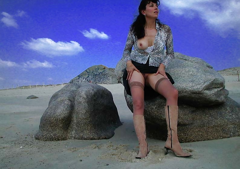 Francés nadine flashing en la playa 2003
 #27163163
