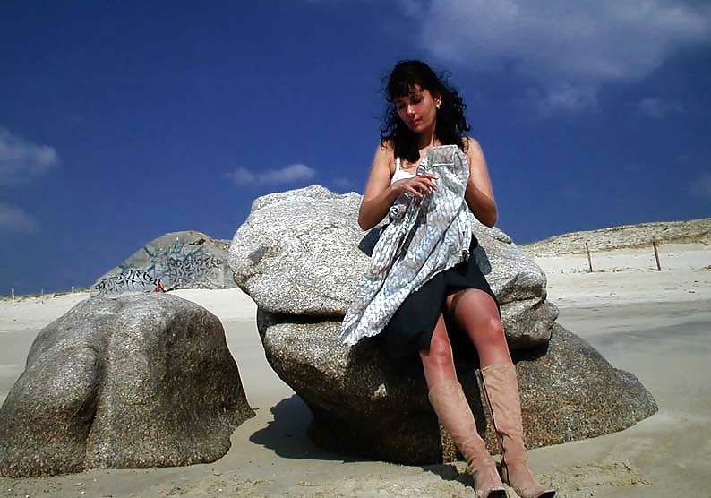 Francés nadine flashing en la playa 2003
 #27163201