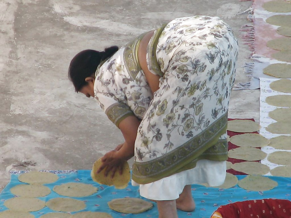インドのおばちゃんのスパイ活動 - お尻を曲げる - ガンドの盗撮 
 #39779009