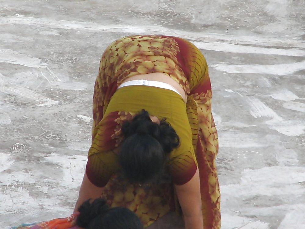 Spying indian Aunty - Ass Bend over - Gaand Voyeur  #39779017