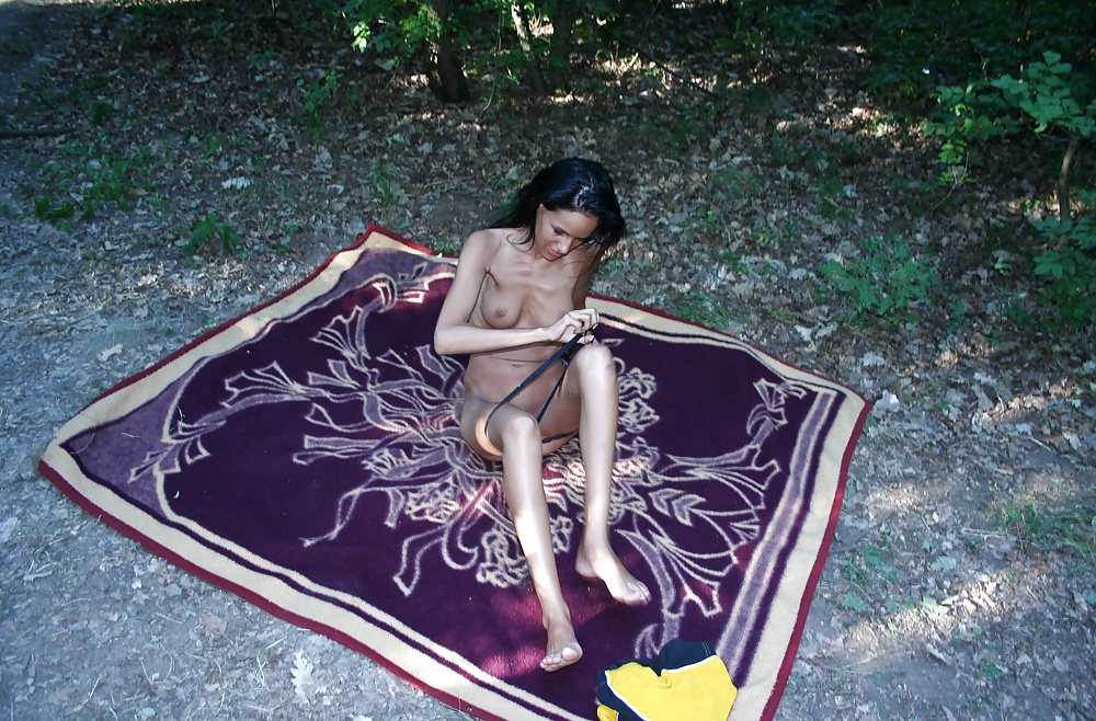 ハンガリーの痩せたジプシーの森の中の娼婦
 #33762044