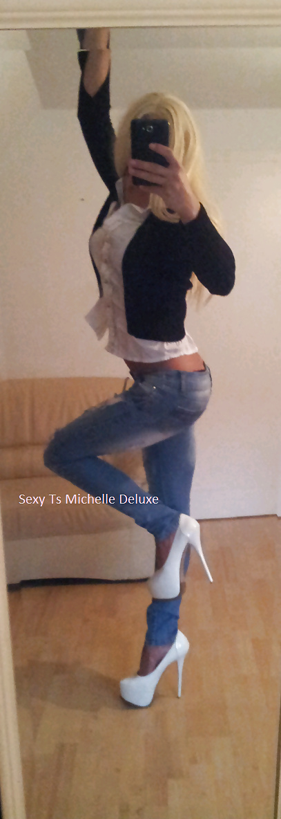 Sexy rubia michelle deluxe en jeans y tacones altos
 #24231035