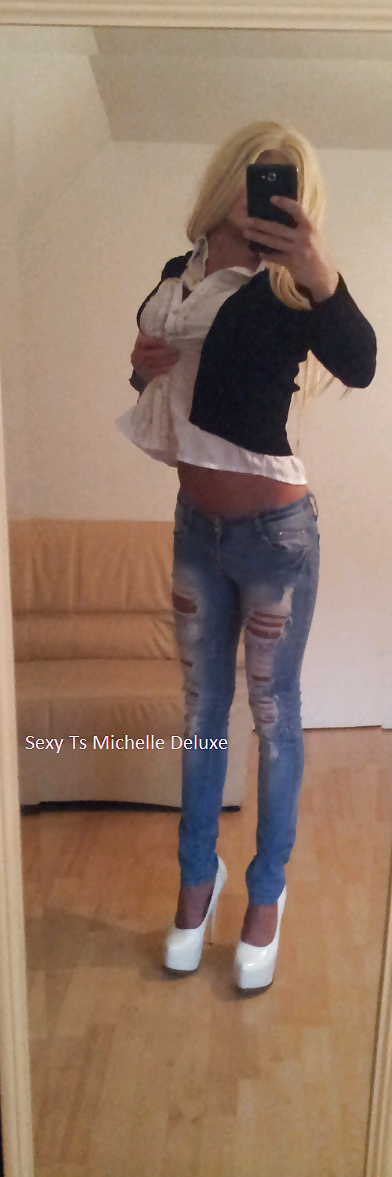 Sexy rubia michelle deluxe en jeans y tacones altos
 #24231064