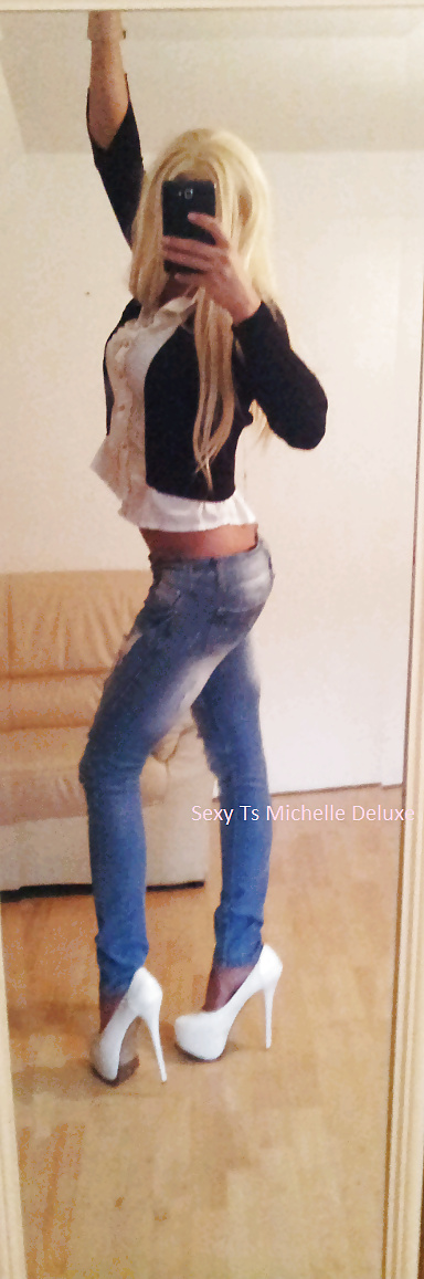Sexy rubia michelle deluxe en jeans y tacones altos
 #24231129