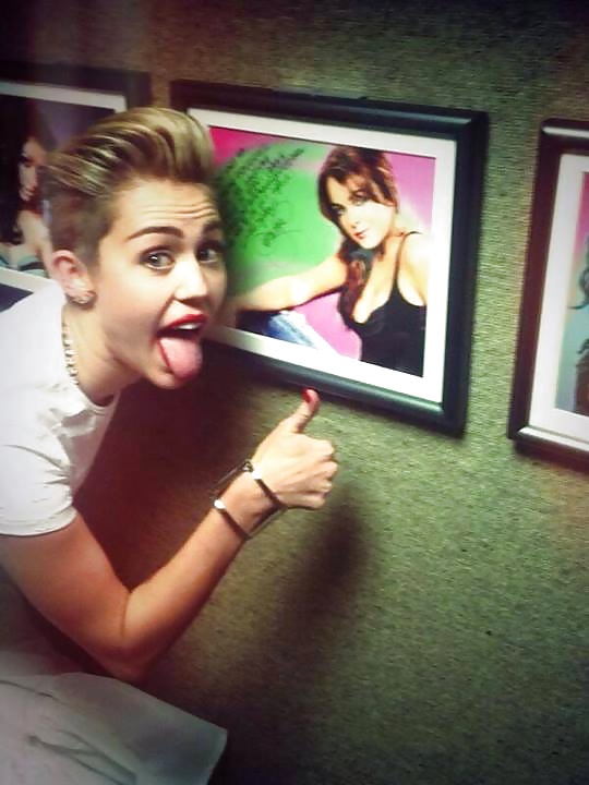 Miley cyrus
 #24453034