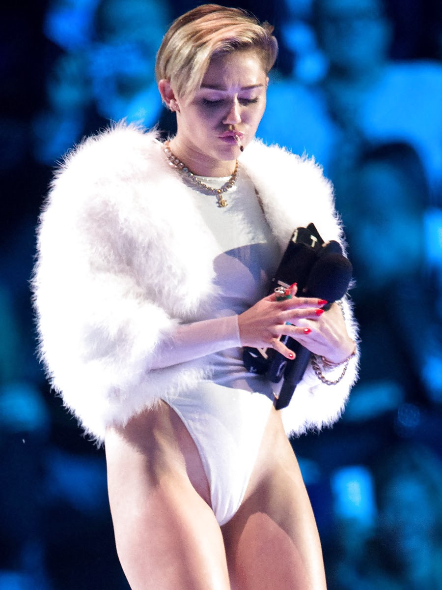 Miley cyrus
 #24453469
