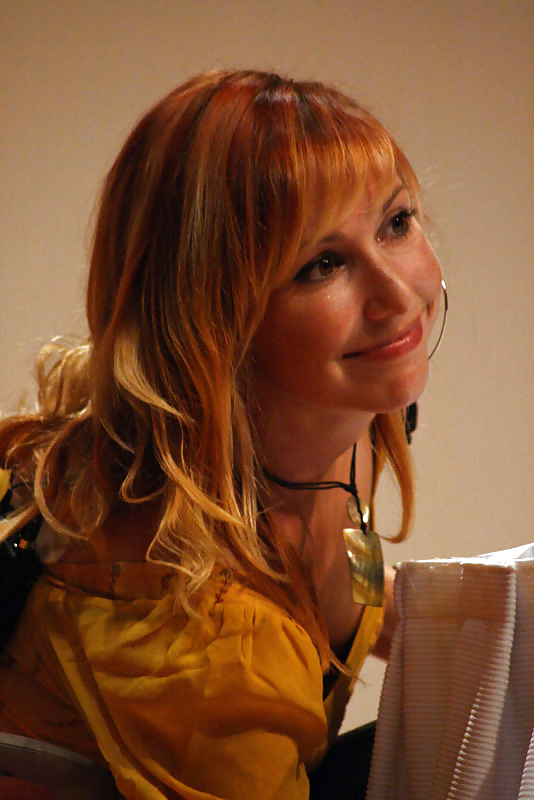 Kari byron - ¿por qué tan amarillo?
 #24663140