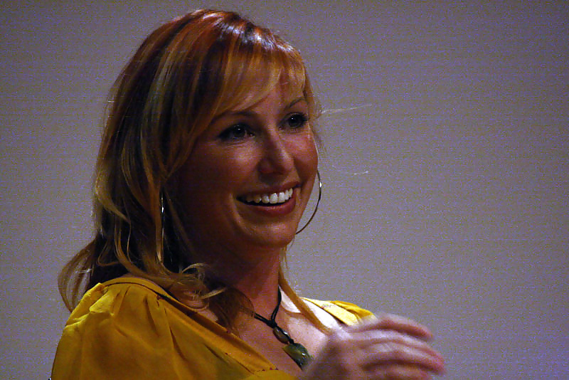 Kari byron - ¿por qué tan amarillo?
 #24663180