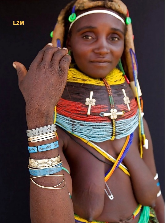 Exotische Afrikanische Stammes-Schönheiten #23490718