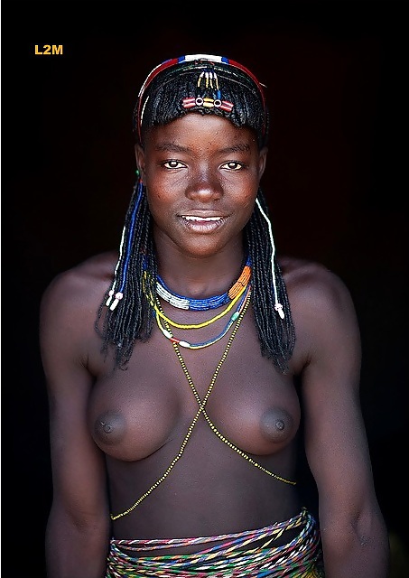 Exotische Afrikanische Stammes-Schönheiten #23490777