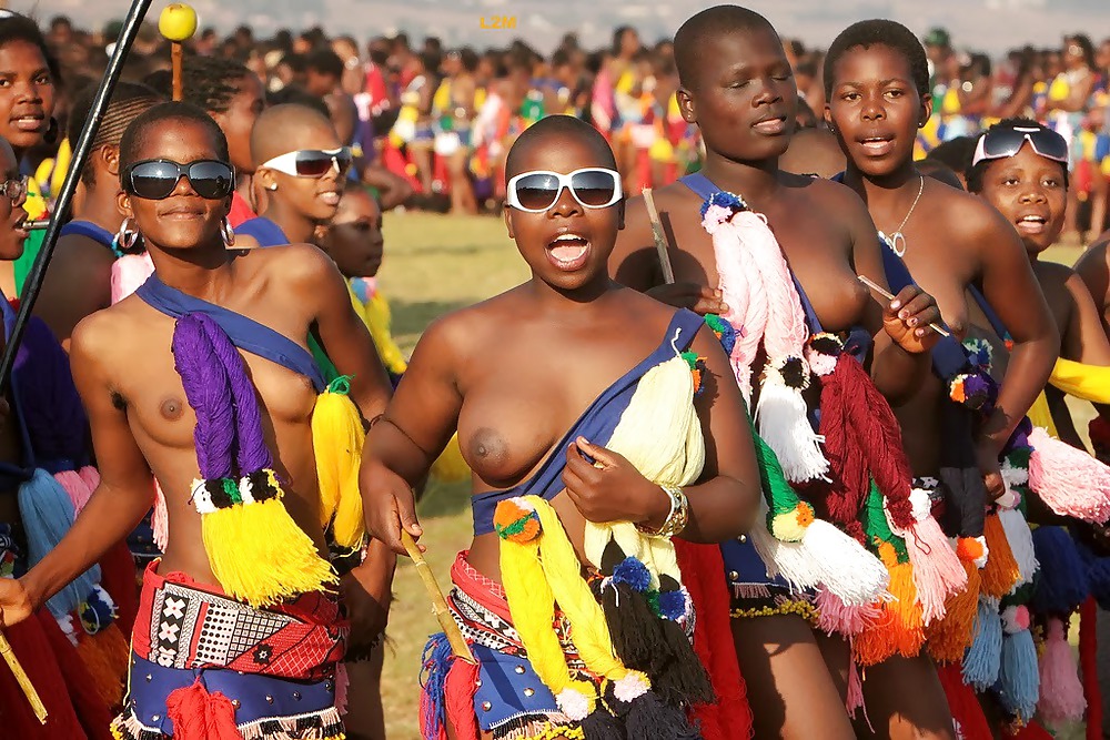 Exotische Afrikanische Stammes-Schönheiten #23490881