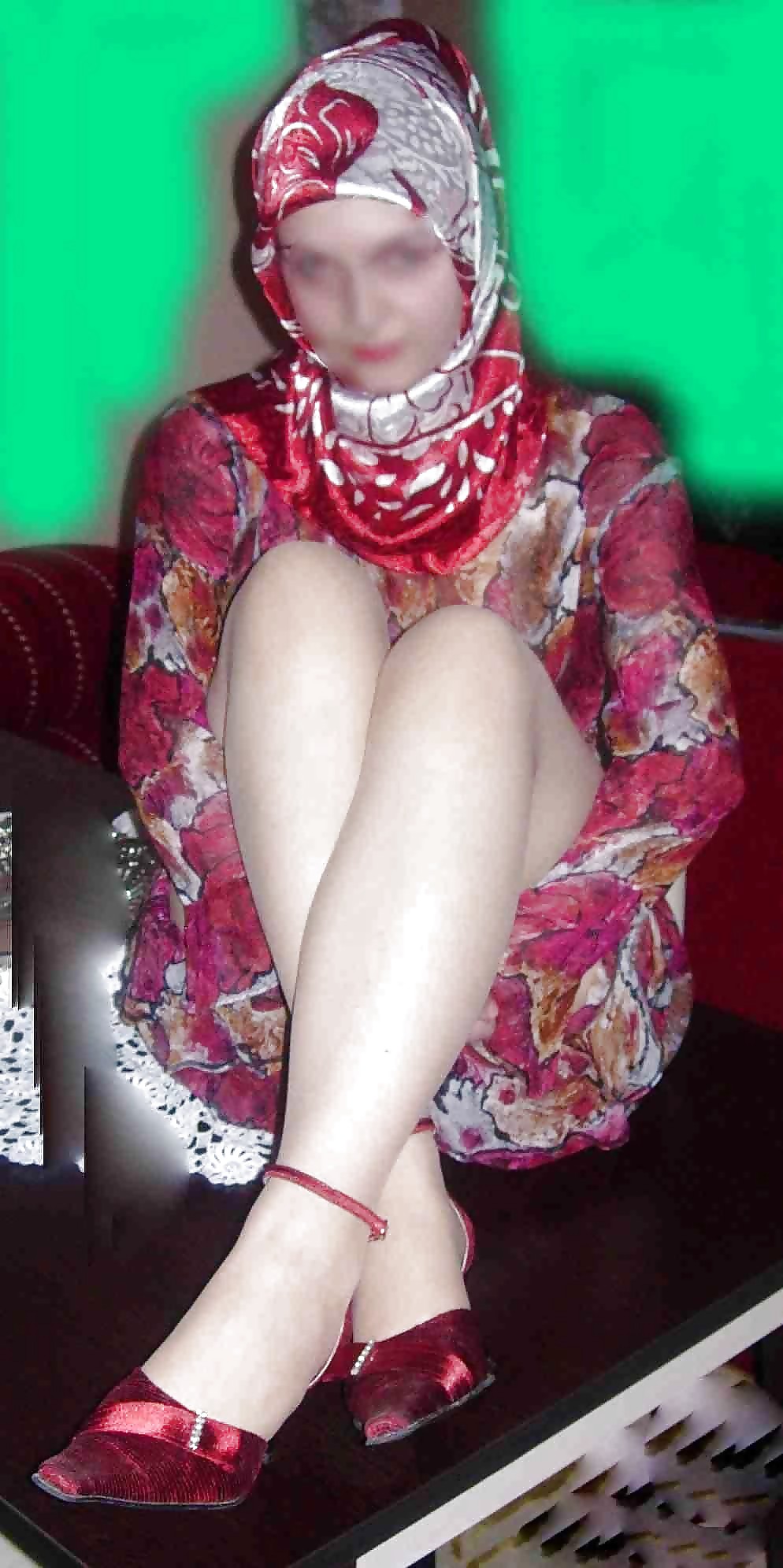 Chica musulmana chupando la polla
 #36841584