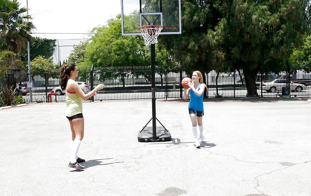Alison Tyler & Alaina Fox - Saphique Jeu De Basket-ball #34714085