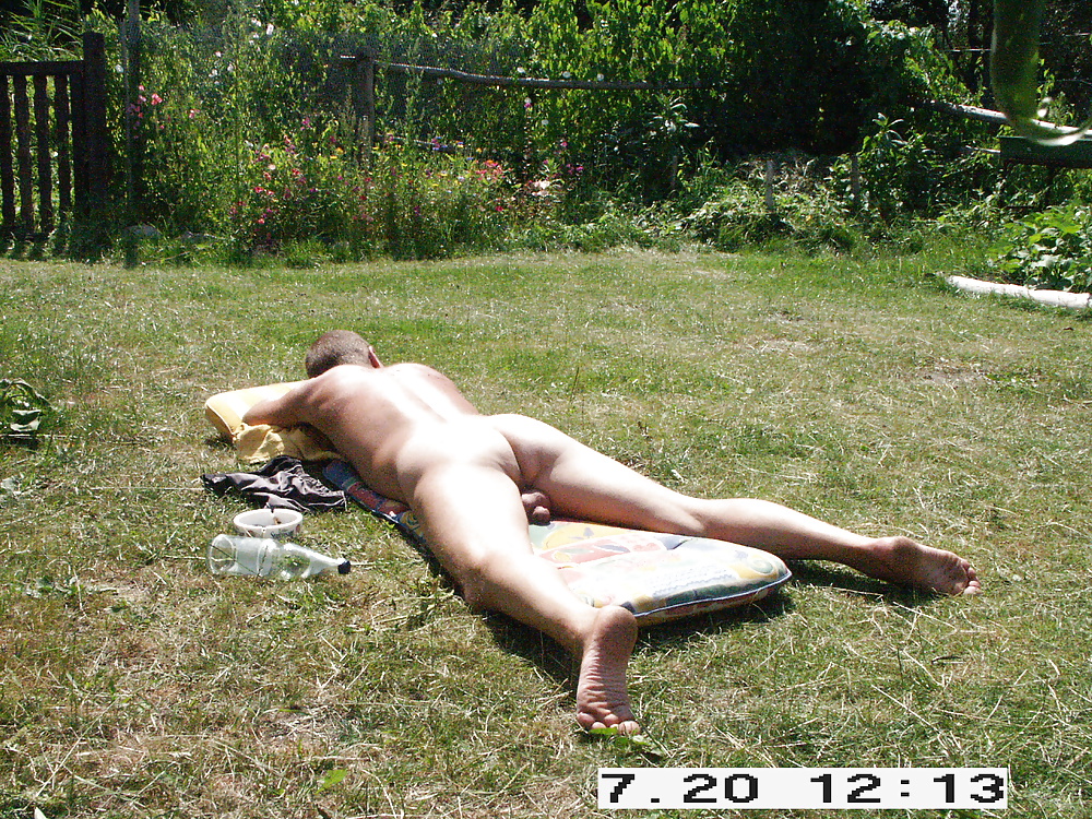 Nackt aussen
 #40179047