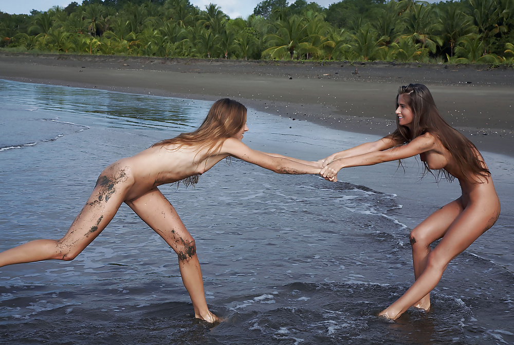 Zwei Nudisten Am Strand Schmutzig #30366568