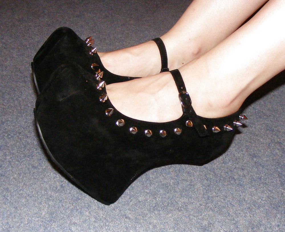 Tacones fetichistas para tocar las pelotas
 #23336821