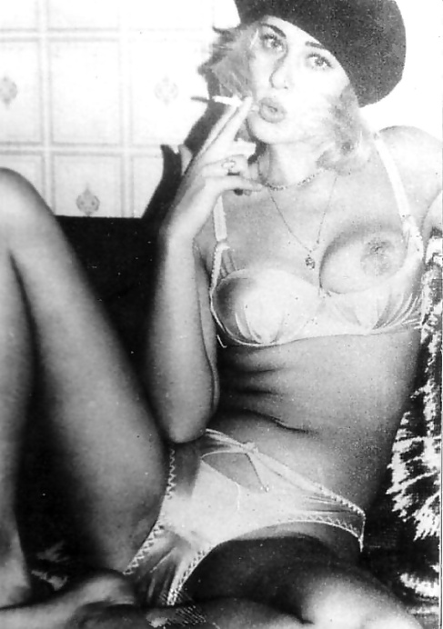 Chicas fumadoras - vintage & retro
 #24447646