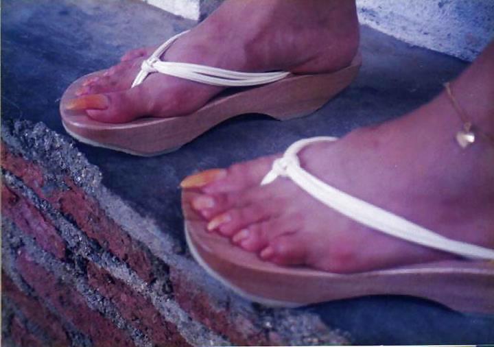 Asiatische Küken Mit Langen Nägeln Und Lange Fußnägel 2 #35648065