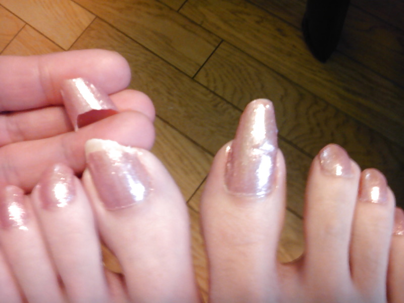 Chicas asiáticas con uñas largas y uñas de los pies 2
 #35648125