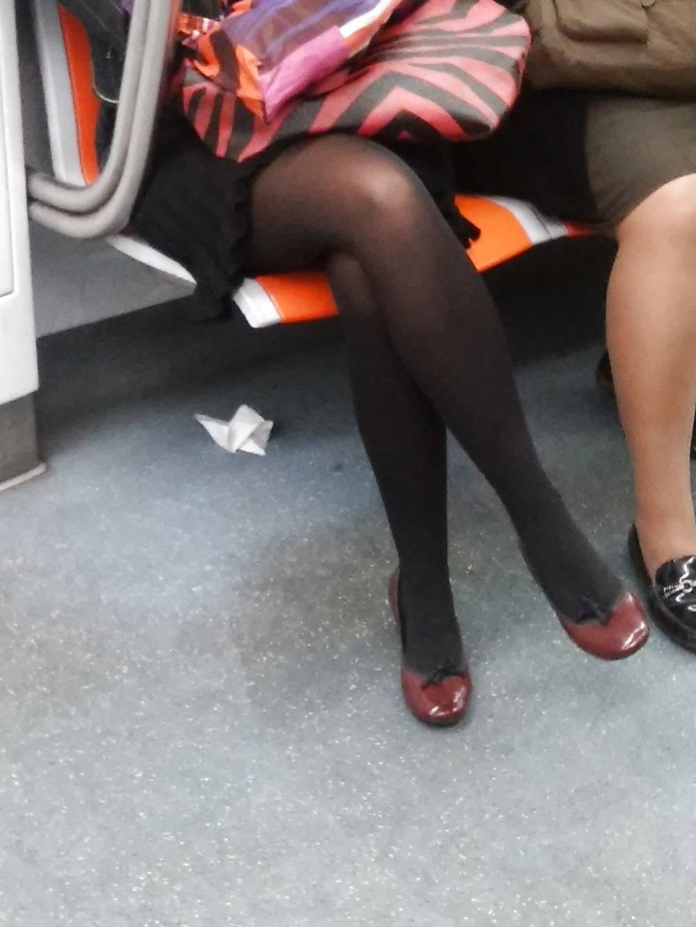 Mujer italiana (milf) fotografiada en el metro (italia) 2
 #31402439