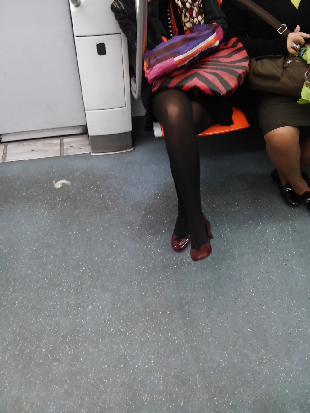 地下鉄で撮影されたイタリア人女性（ミルフ）（イタリア）2
 #31402445