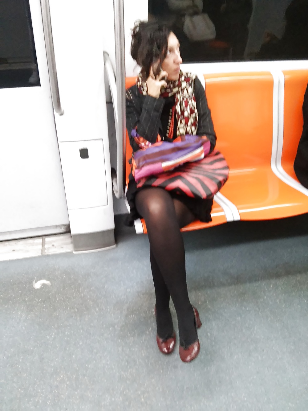 地下鉄で撮影されたイタリア人女性（ミルフ）（イタリア）2
 #31402456