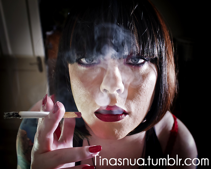 Tina snua che fuma sigarette con la punta di sughero
 #36312716