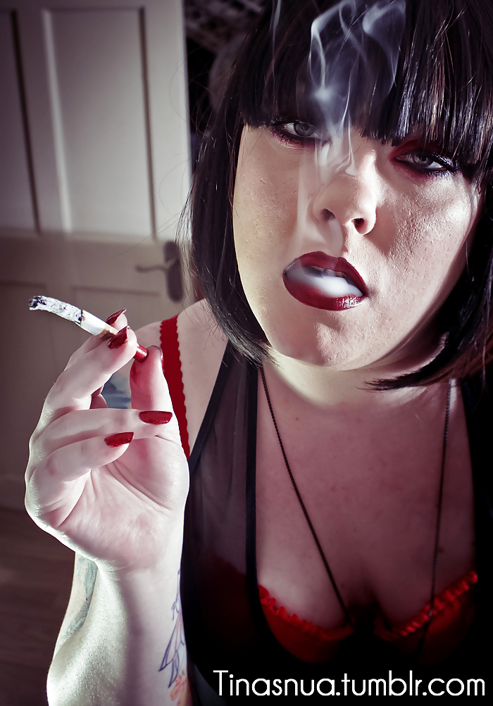 Tina snua che fuma sigarette con la punta di sughero
 #36312734