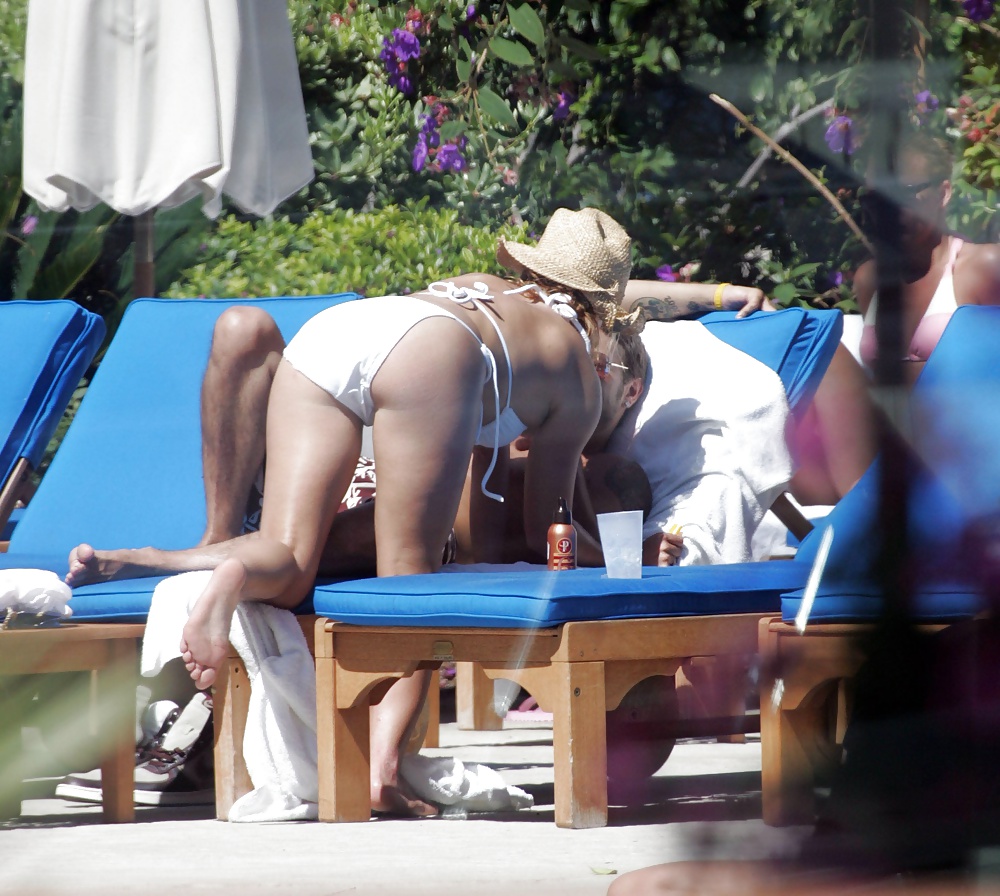 Britney Spears Sexy Arsch Und Kurven Im Weißen Bikini #30117607