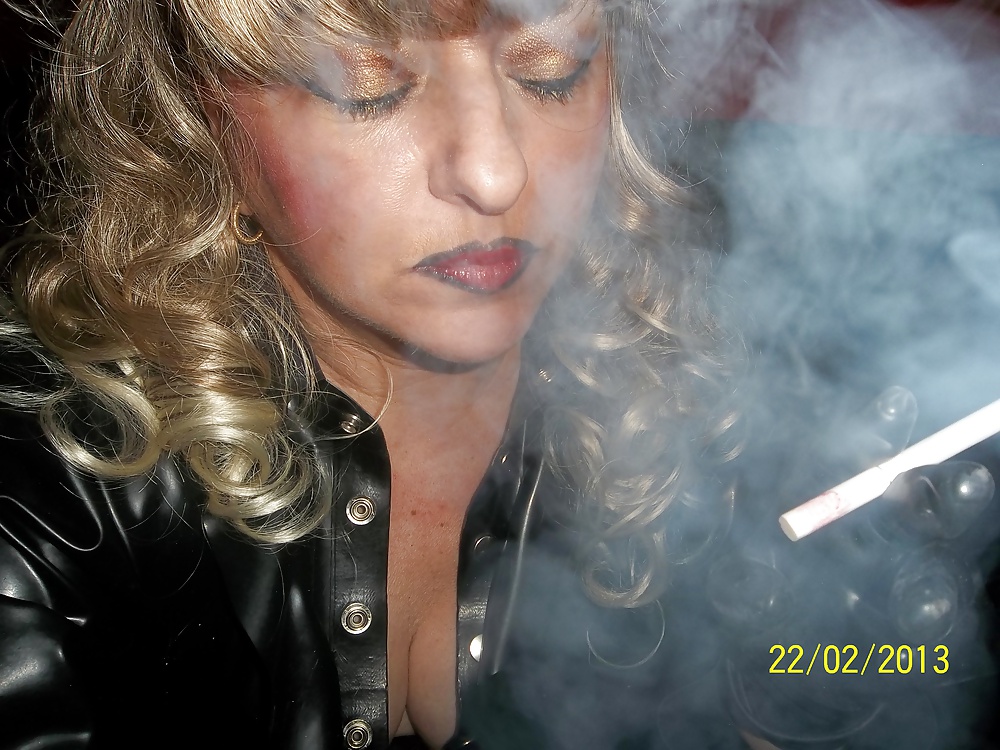 SMOKING SLUT #28034037