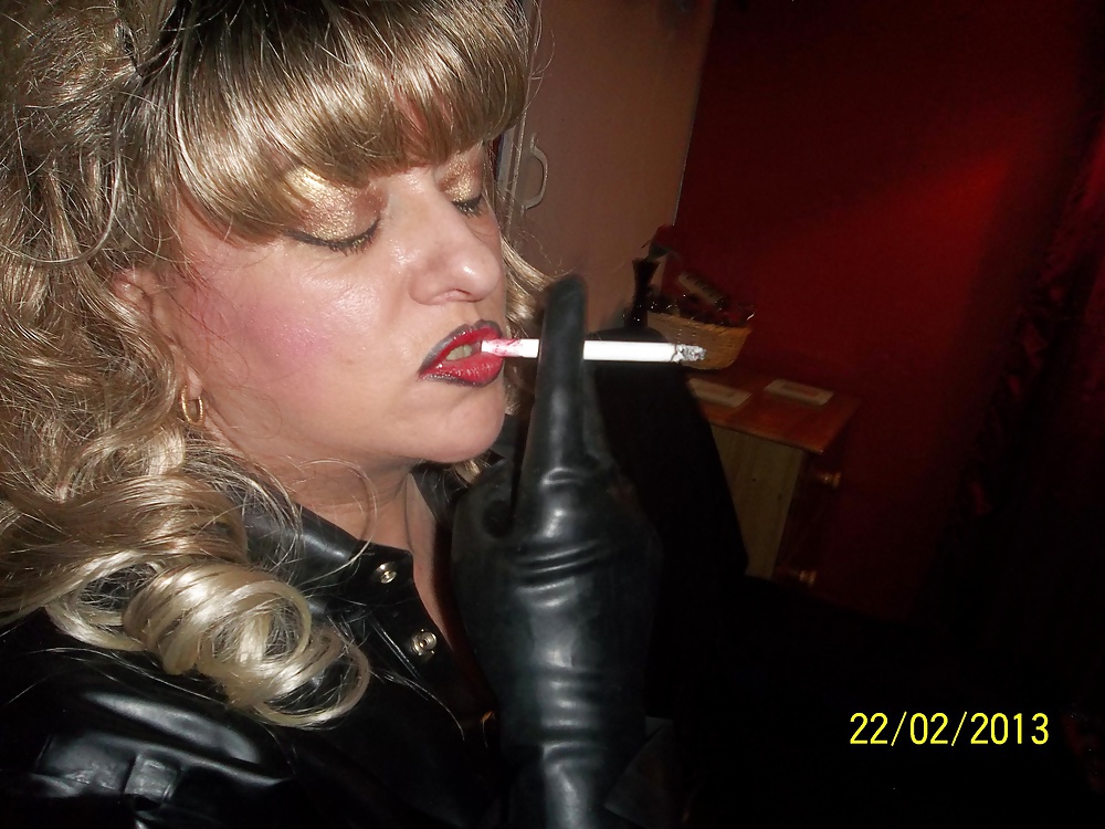 SMOKING SLUT #28034099