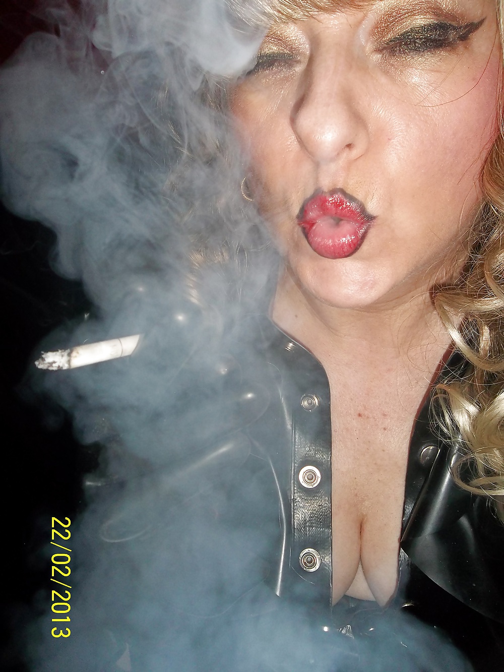 SMOKING SLUT #28034170