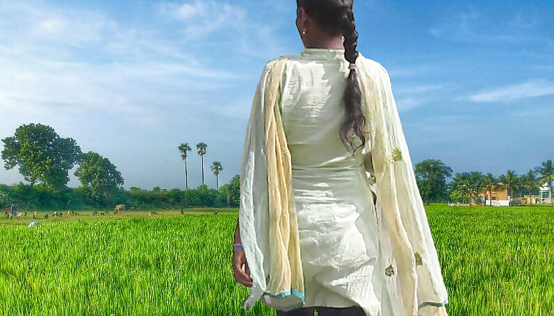 Bangladeshi Dorf Mädchen Zu Fuß #33024103