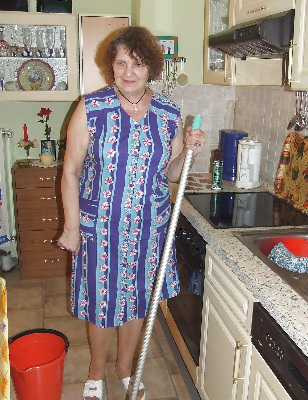 Esta ama de casa le encanta desnudarse en la cocina
 #22941062