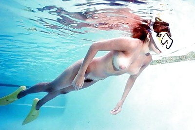 Chicas subacuáticas
 #29975919