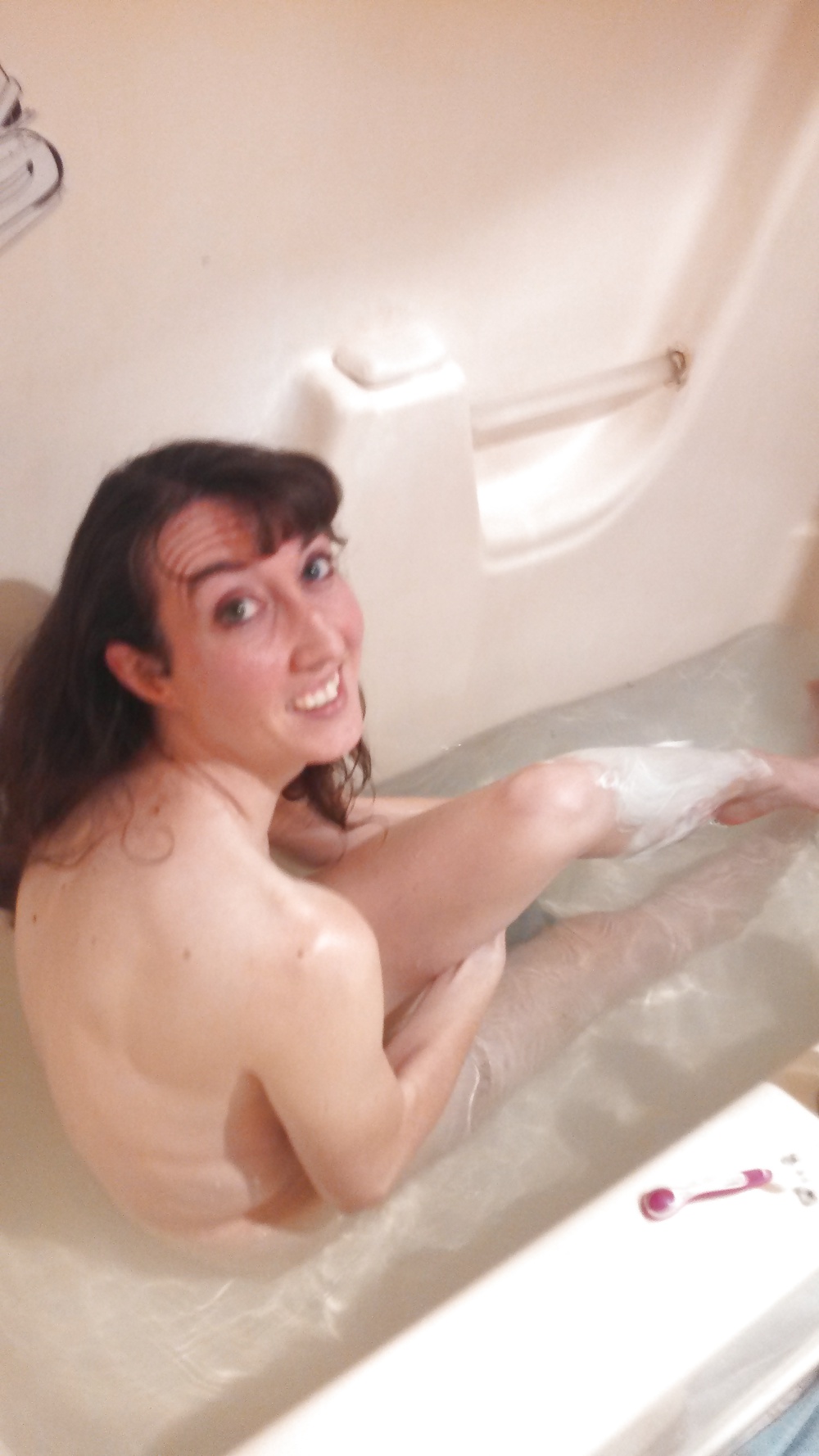 Mi esposa caliente tomando un baño caliente durante una gran tormenta de hielo.
 #26820836