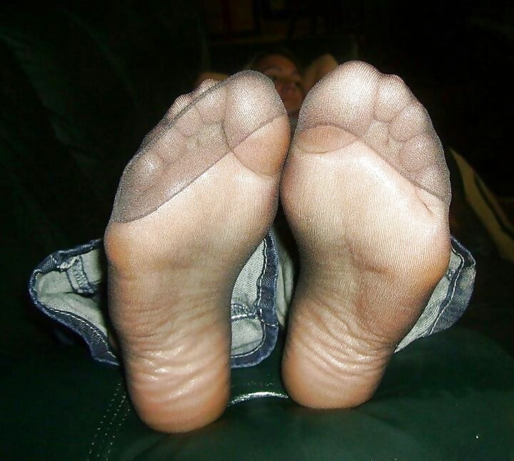 Ragazze amatoriali piedi di nylon 1
 #37064463