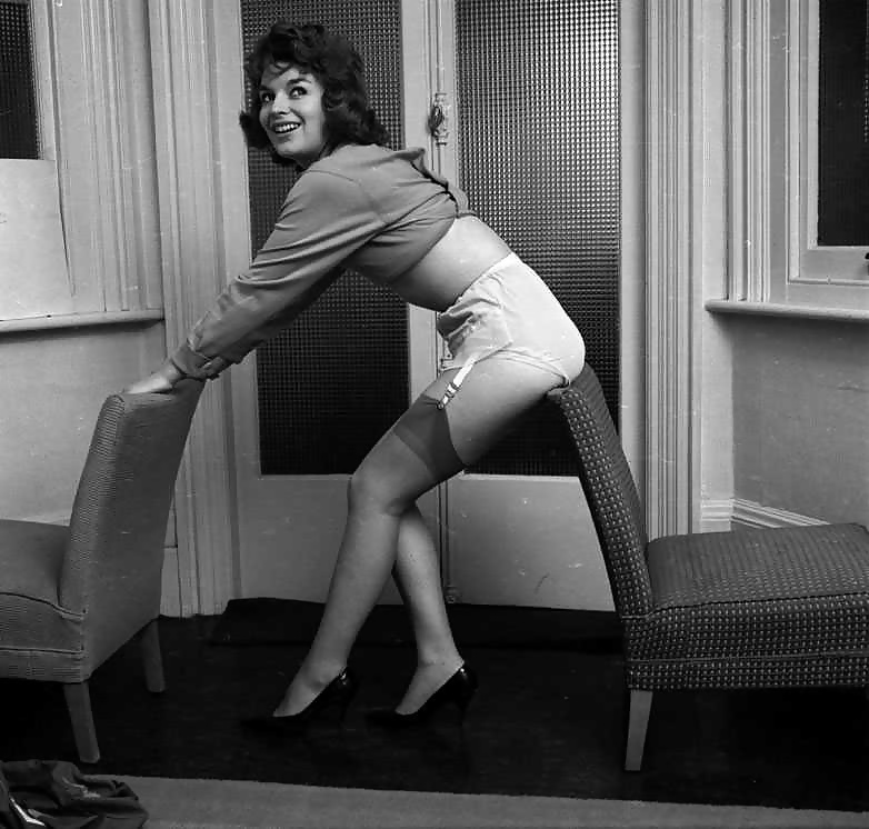 La signora inglese del 1960 mostra le gambe
 #32791449