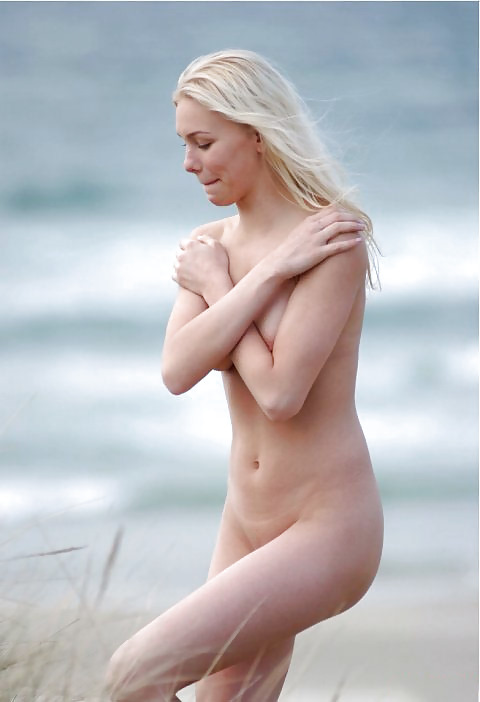 Bettina Blonde Posant Dans Les Dunes De Sable De L'Ouest Danemark #37222295