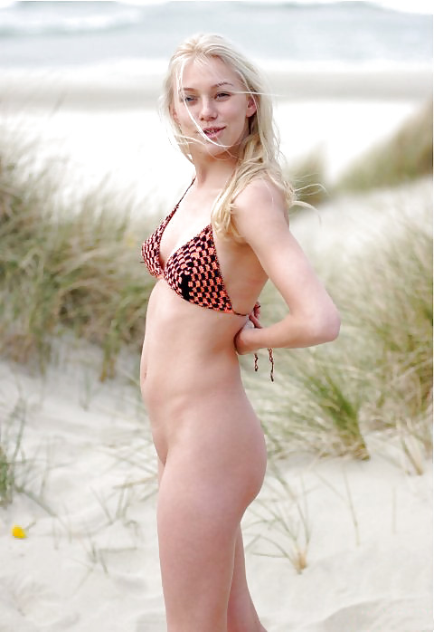 Bettina Blonde Posant Dans Les Dunes De Sable De L'Ouest Danemark #37222327