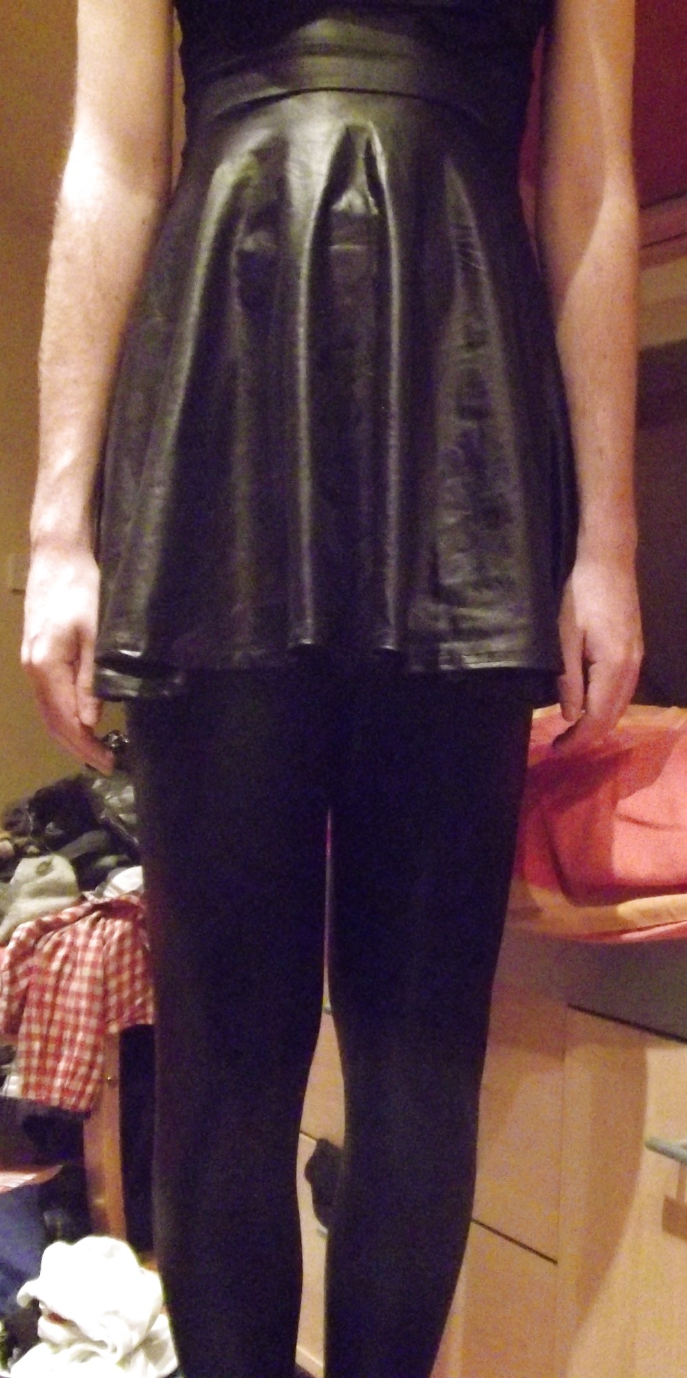 Cross-Dressing In Wetlook Kleid Und Lederhose #23910738