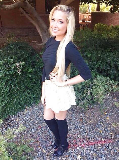 Jóvenes universitarios calientes
 #39125504