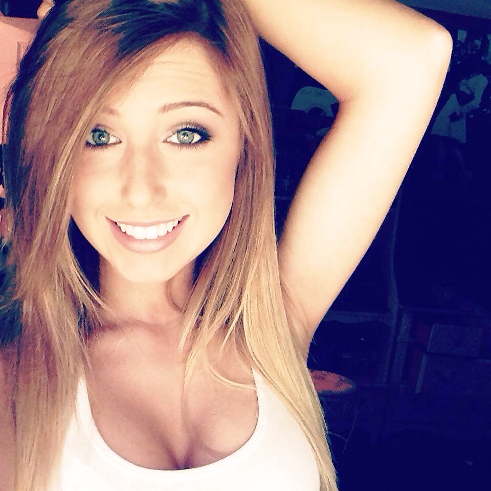 Jóvenes universitarios calientes
 #39125571