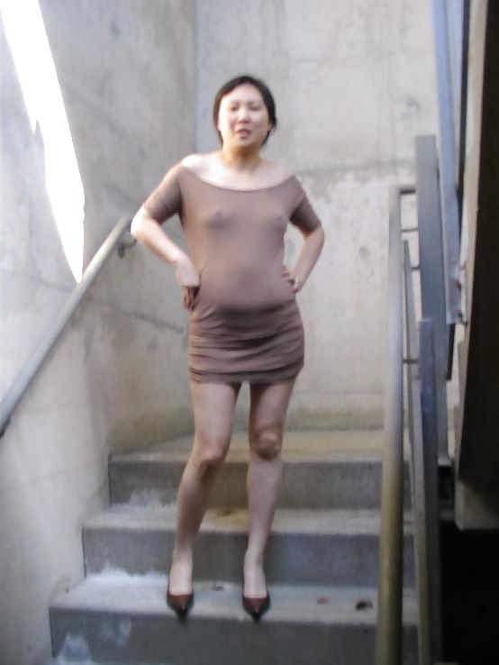 Moglie asiatica insegnante topless pubblico nudo
 #37060032