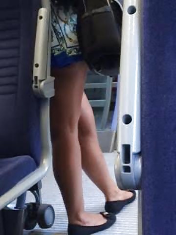 Candid giovane ragazza calda con grandi gambe
 #27902924