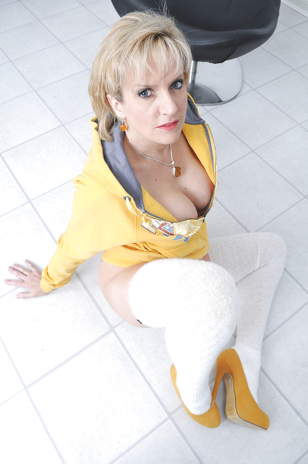 Calcetines blancos, sudadera con capucha, y los talones 
 #38743193